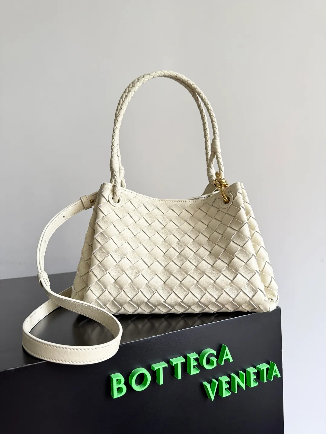 Batch 2060 BOTTEGA VENETA 2025 Autumn New Product Medium Parachuta The long-awaited new medium parachuta is here, with a unique appearance and iconic metal knots, and a whole piece of leather folds the four corners into a parachute shape! The exquisite Knot metal buckle is like putting jewelry on a bag. It is high-end and elegant. Its super capacity can hold all your things! The overall effect of this bag is very different from before. It is neither too delicate to provide a large capacity nor too bulky because of its practicality. It simply provides a perfectly suitable bag for casual and simple people👜 Style number: 835921 Size: 29.5*18.5*17.5cm